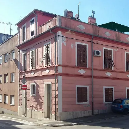 Apartment In Centre With Huge Terace Pula Exterior photo